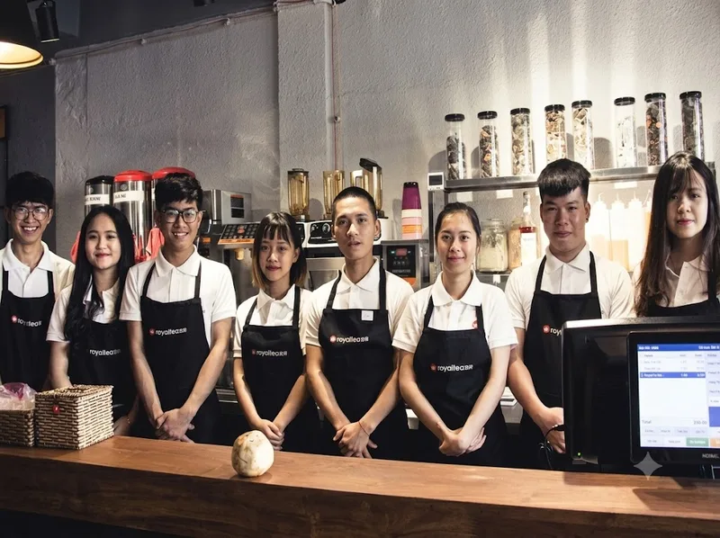 Quy trình vận hành quán cafe rõ ràng giúp nhân viên phục vụ đồng đều.