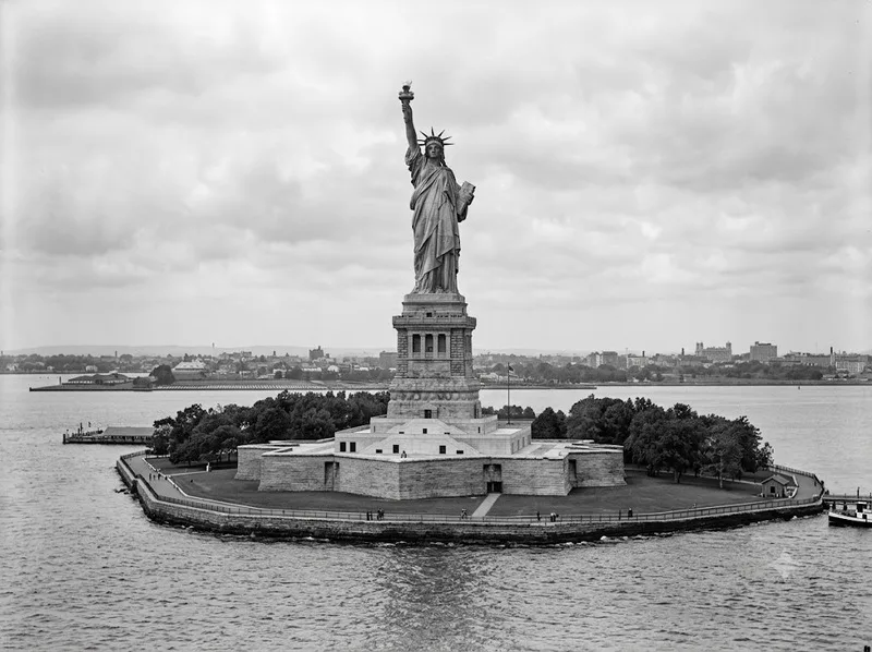 Tượng Nữ Thần Tự Do được khánh thành tại New York năm 1886
