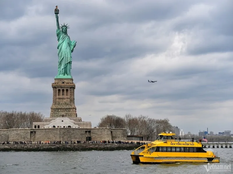 Tượng Nữ Thần Tự Do nằm trên Liberty Island giữa cảng New York